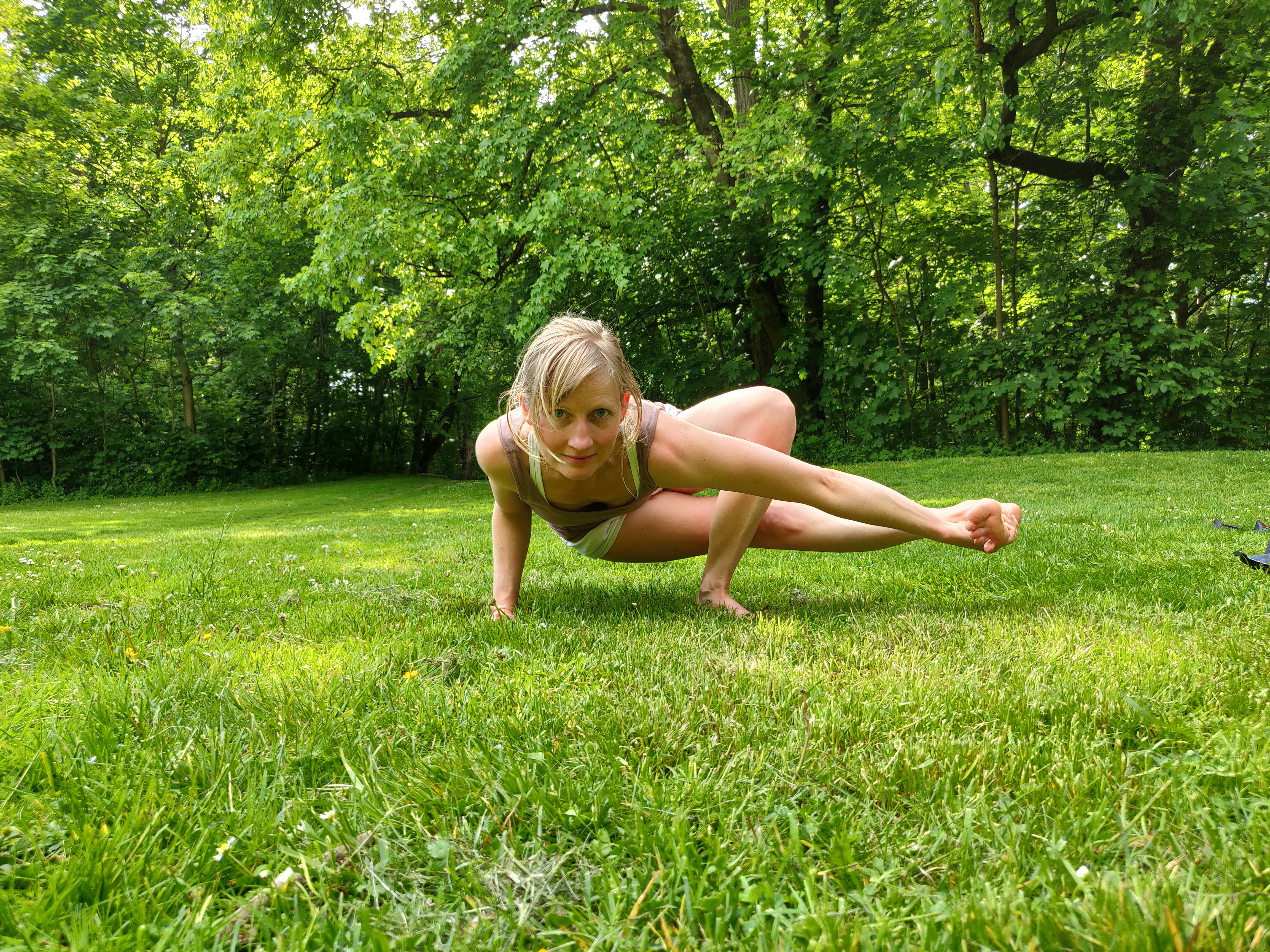 Vero in einer Yoga Asana (Baby Grasshopper)