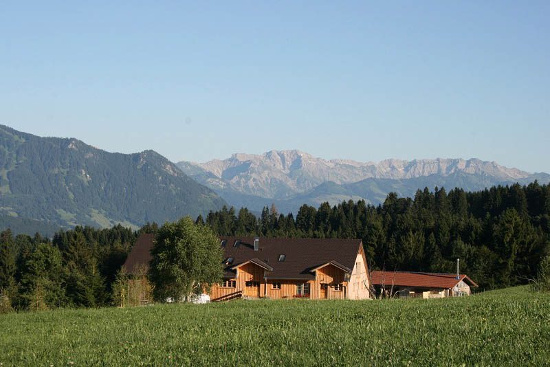 Ayurvedahof Engel im Allgäu vor der Bergkulisse