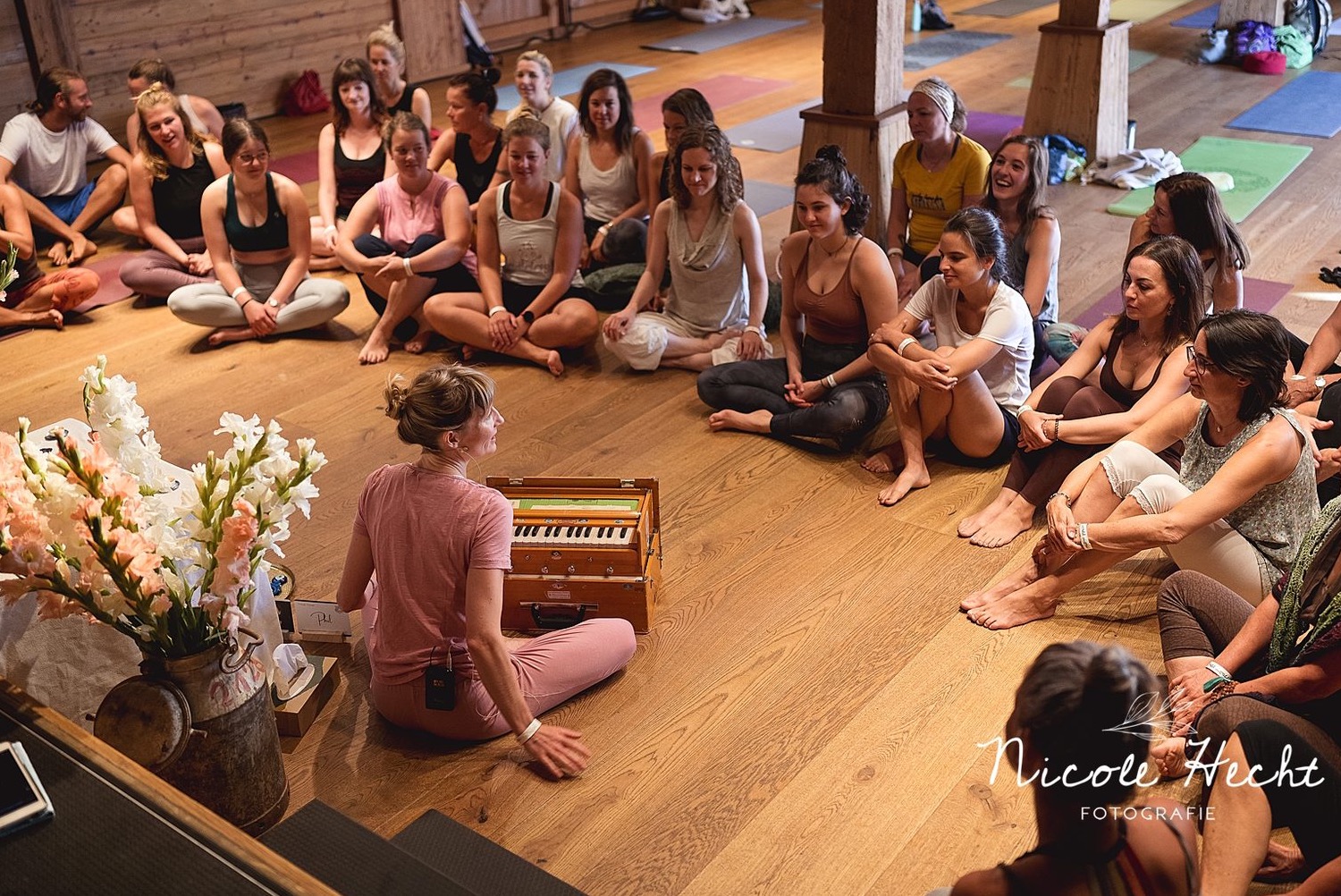 Gemeinsames Mantren-Singen mit Harmonium