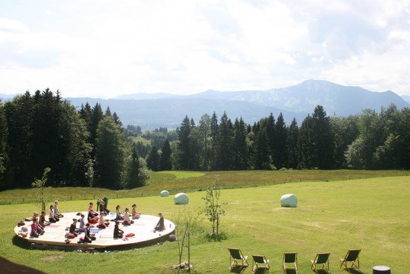 Yoga-Plattform im Freien mit Blick auf die Berge