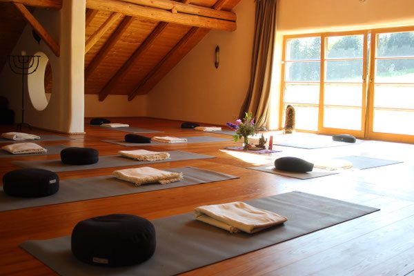 Yogaraum im Ayurvedahof Engel mit Matten und Meditationskissen